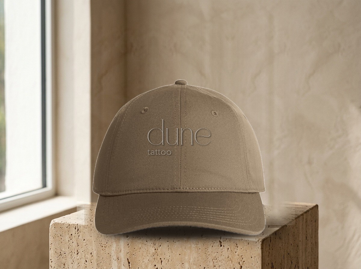 Gorra bordada Dune Studio en algodón lavado color tierra topo sobre piedra travertino