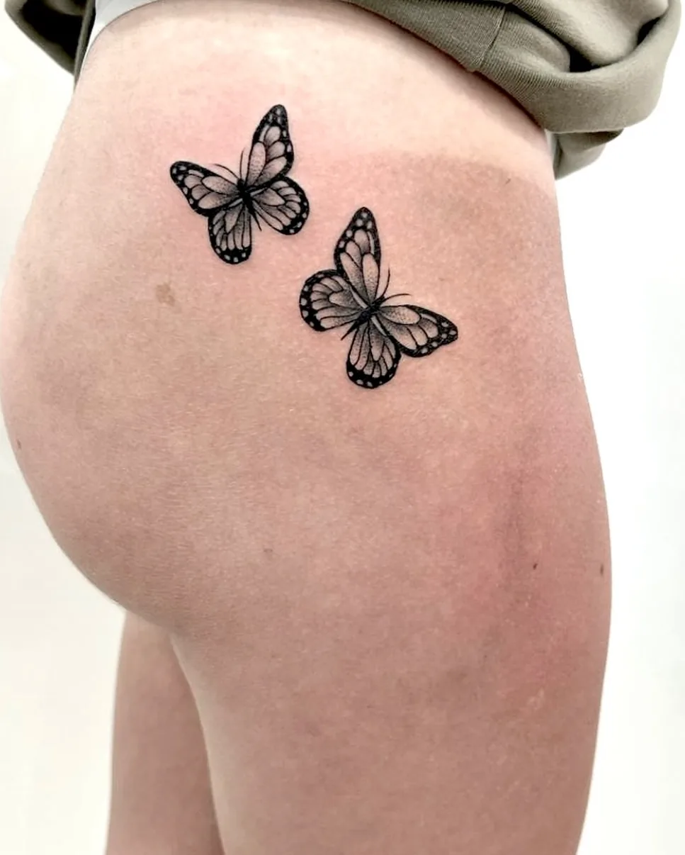 Tatuaje botánico de mariposas