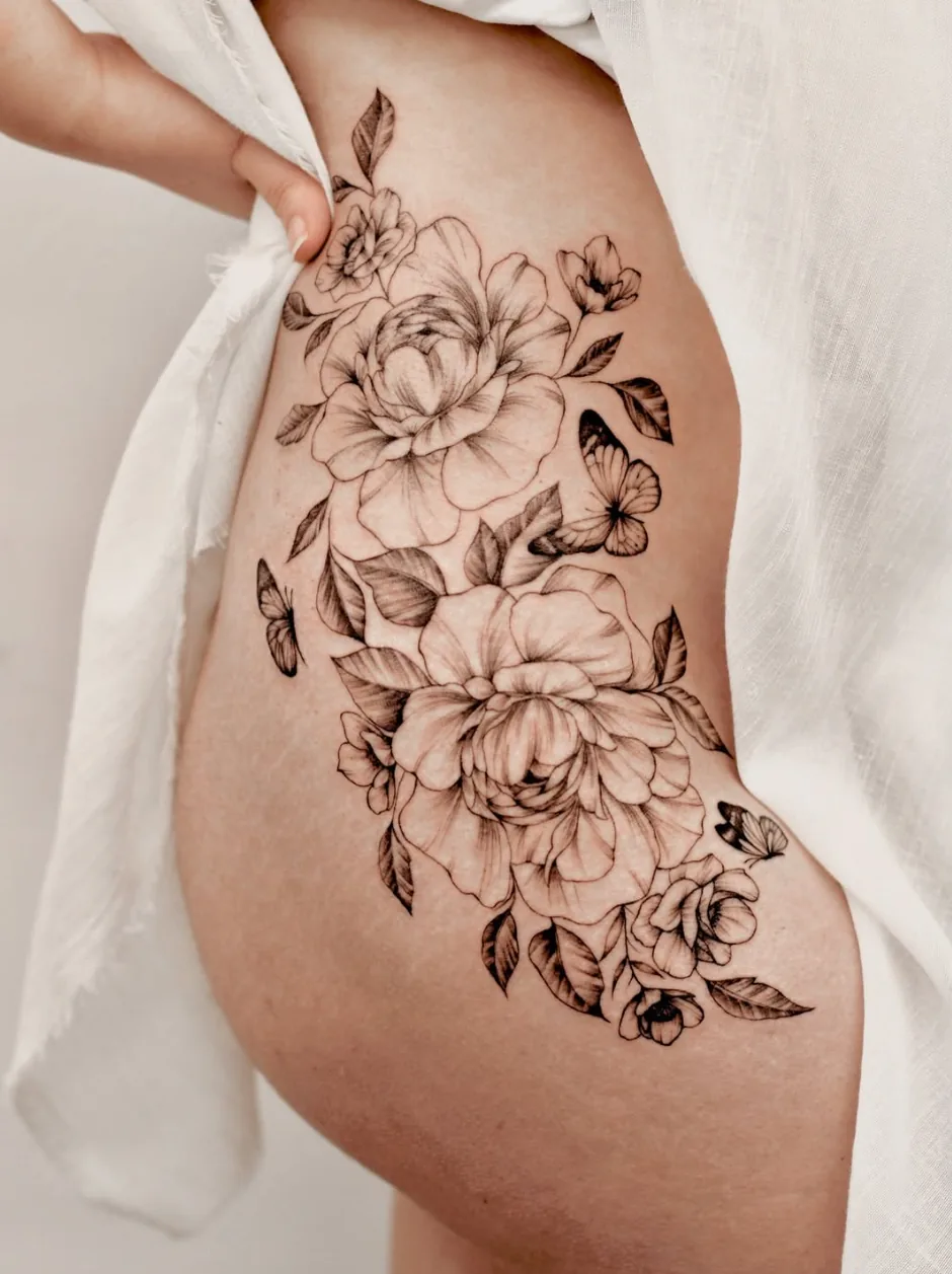 Tatuaje botánico floral en la cadera