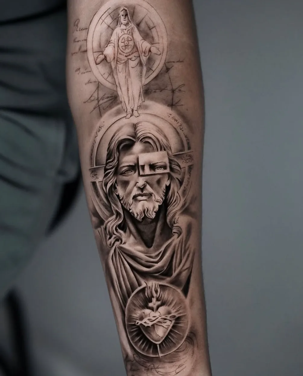 Tatuaje de realismo sagrado en antebrazo